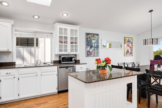 Building Photo - 1612 26th Ave