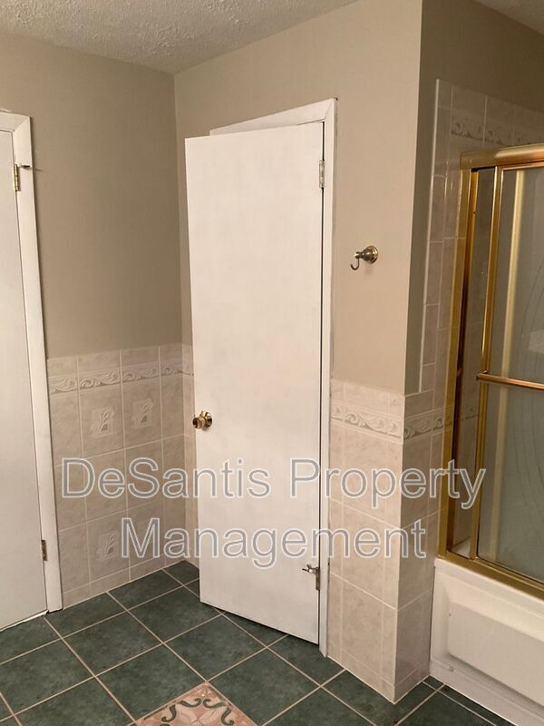 Building Photo - 471 Manordale Rd