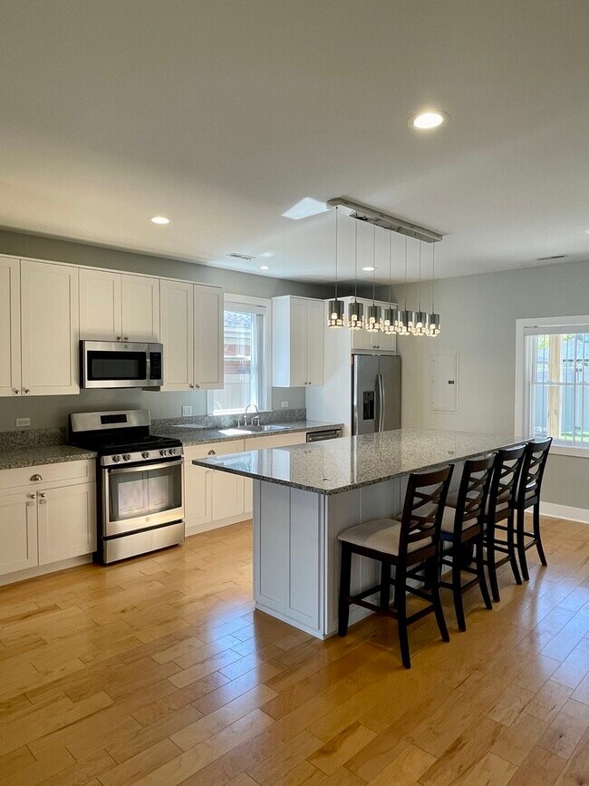 Building Photo - 1986 Pine St