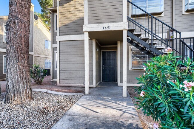 Building Photo - Comfortable First-Floor Condo with Fireplace & Washer/Dryer!