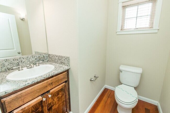 Building Photo - Spring's Here - So Is Your New Home! • 3BD Townhome • Gresham