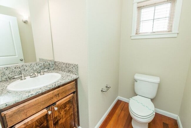 Building Photo - Springwater Corridor Luxury Townhome: Popu...