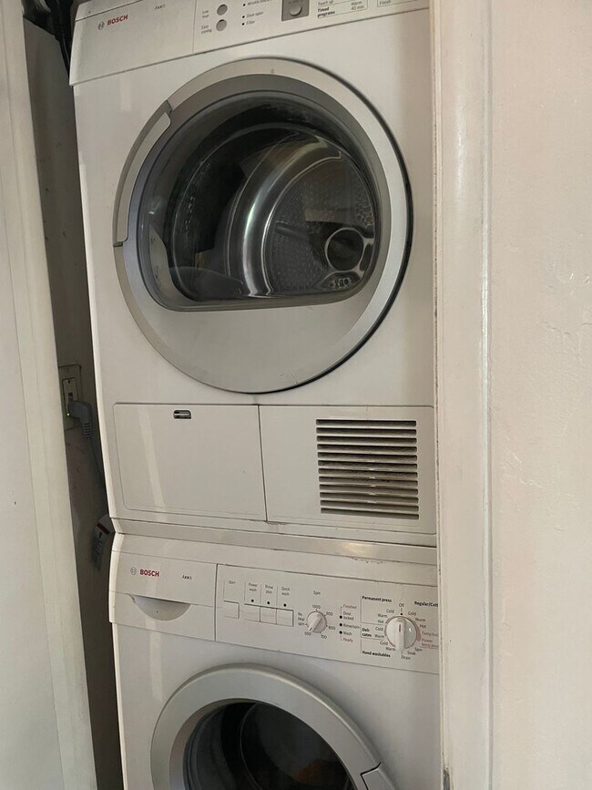 Building Photo - Pre-Leasing for August 1st!! Lovely 3 Bedroom Condo!! Close to the University of Arizona!! Perfec...