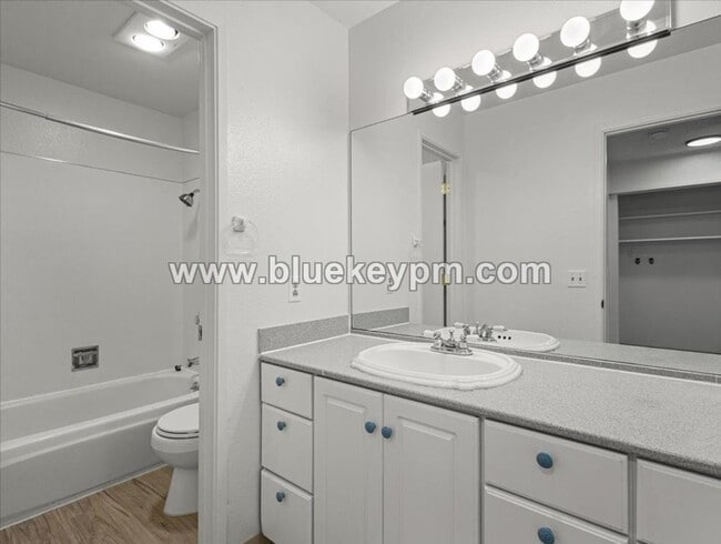 Building Photo - 3 Bed, 1.5 Bath Townhome in Hazel Dell Near Salmon Creek Regional Park