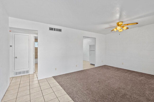 Building Photo - 4535 E Bellevue St