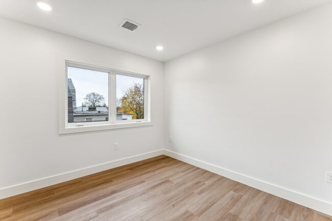 Building Photo - 84 Hollywood Ave