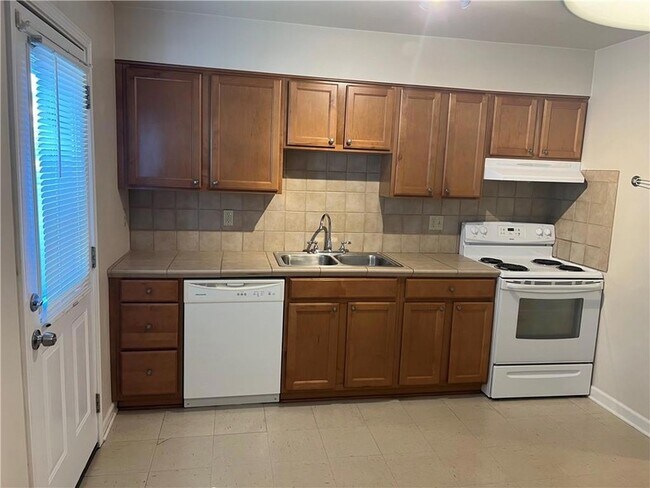 Building Photo - 316 Plantation Dr
