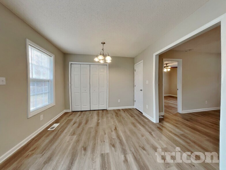 Building Photo - 1037 Cove Cir