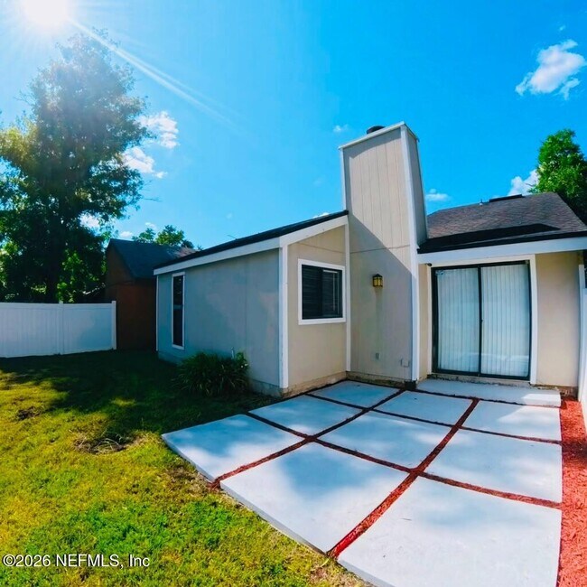 Building Photo - 8319 Daisy Ln S