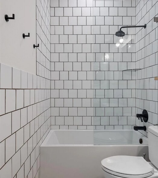 Building Photo - 2211 Canterbury St