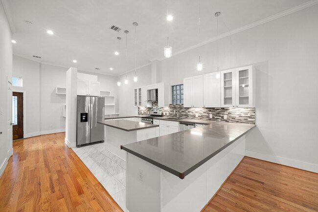 Building Photo - 206 Burr St