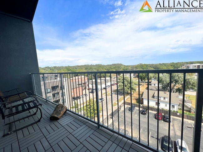 Building Photo - Maintenance Free Living ~ Close to KSU & Aggieville ~ Pet Friendly