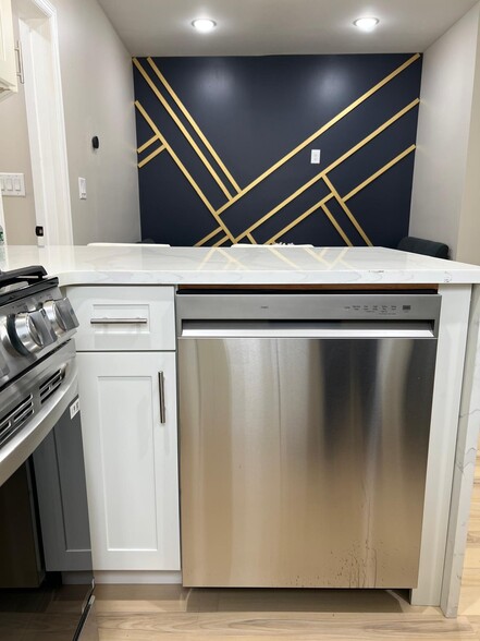 Kitchen stainless steel appliances - 40 Lewis Ave