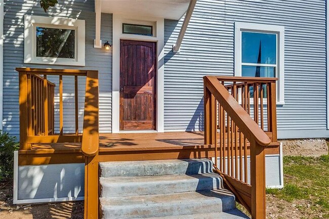 Building Photo - 423 E Sears St