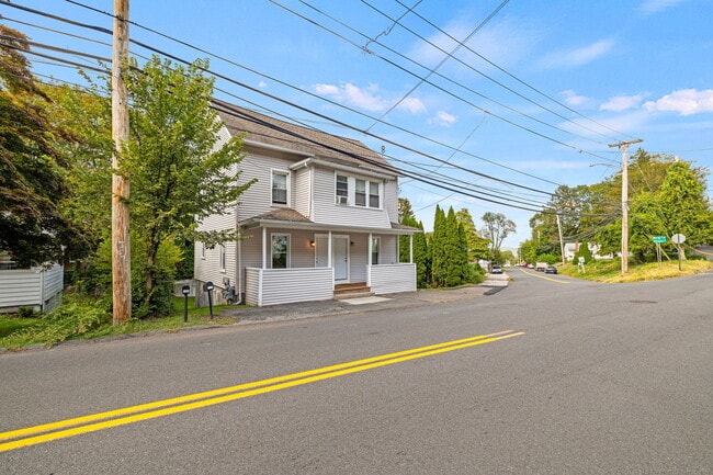 Building Photo - 143 Kneen St