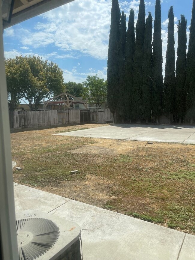 Building Photo - Charming 3-Bedroom, 2-Bathroom Home for Rent in Quiet Neighborhood