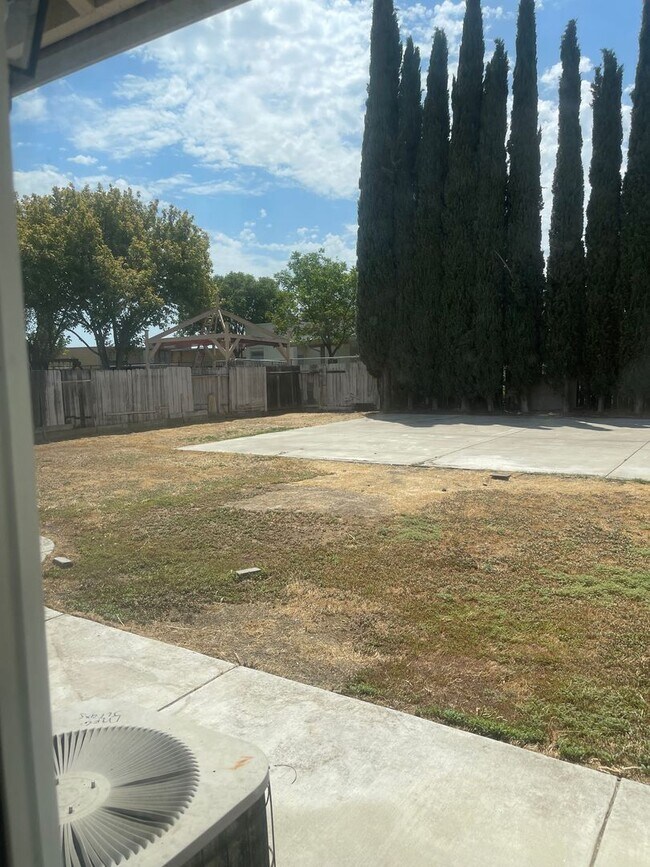 Building Photo - Coming Soon! Charming 3-Bedroom, 2-Bathroom Home for Rent in Quiet Neighborhood