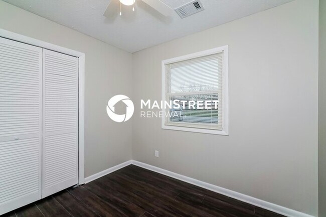 Building Photo - 3 Bedroom Pet-Friendly Home in Louisville, KY with Main Street Renewal