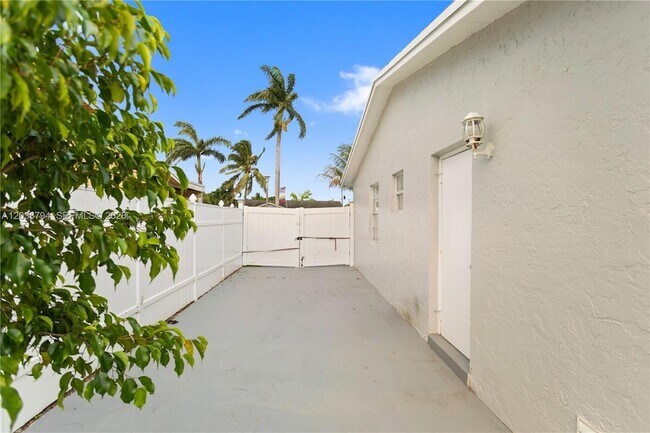 Building Photo - 4151 SW 56th Ave