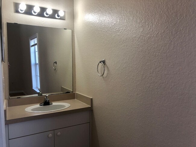 Building Photo - MOVE IN OCTOBER! 3rd floor 3BR/2BA Condo -...