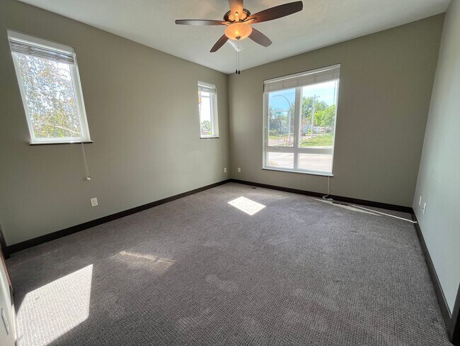 Building Photo - 3 Bed/2.5 Bath Townhome in Downtown Sioux Falls!!