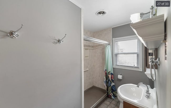 Building Photo - Stunning 4-bedroom, 2-bathroom Home