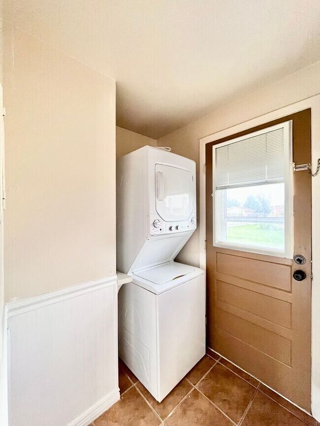 Building Photo - Townhome in Central Windsor!