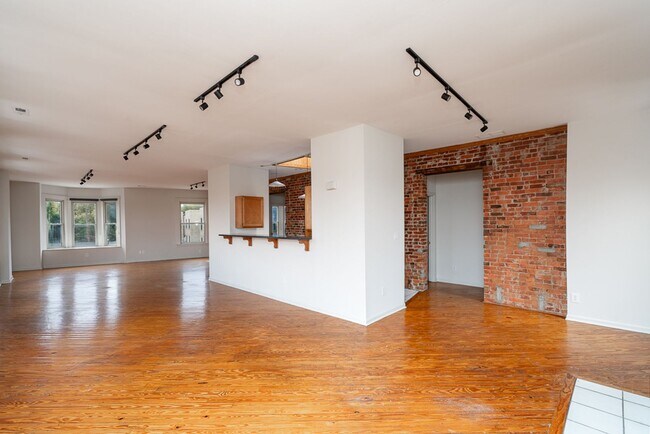 Building Photo - 79 Parsons Ave