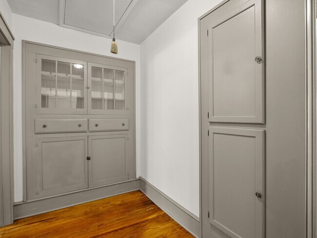 Building Photo - Downtown Greer Charmer: Spacious 3-Bed, 2 ...