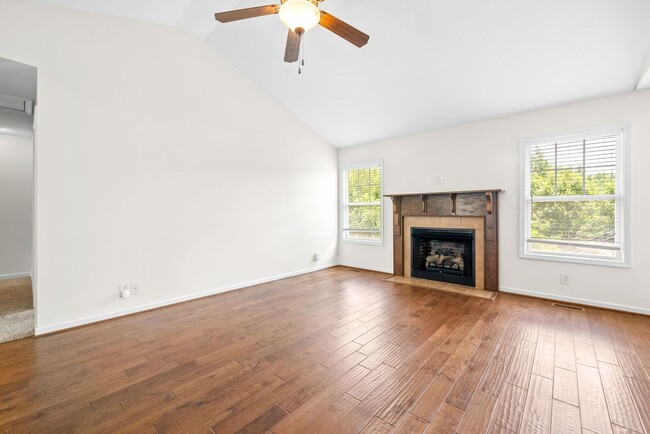 Building Photo - 3 Bedroom 2 Bath Pet Friendly Home For Ren...