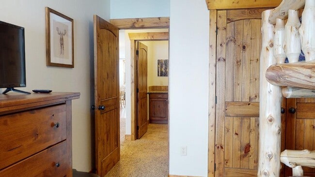 Building Photo - New furnished 3 bedroom 2 bathroom Condo, with optional garage