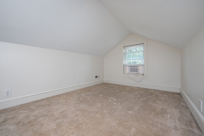 Building Photo - 114 Newman St