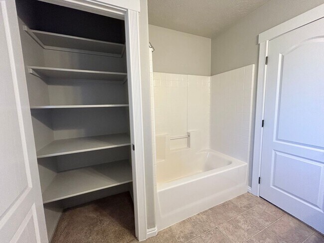 Building Photo - Lochsa Falls 5 Bedroom Home with Private B...