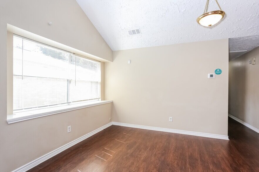 Building Photo - 11 Crestbriar Ct