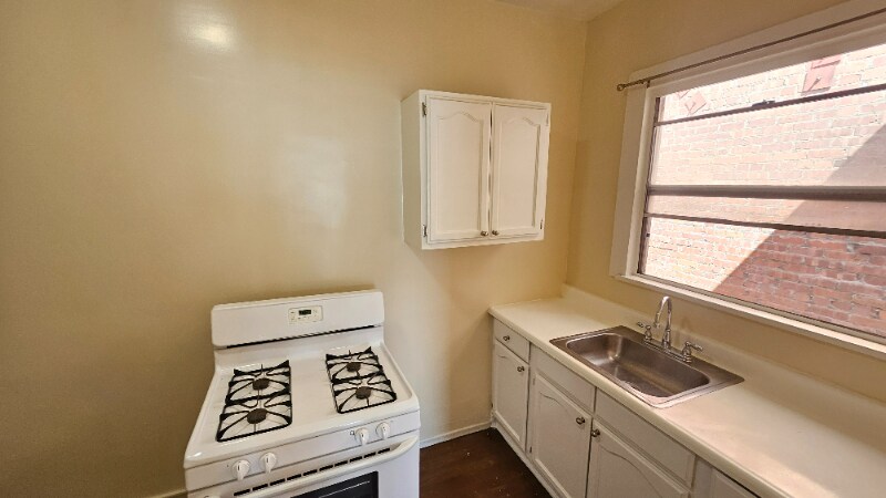 Building Photo - 815 S Lake St