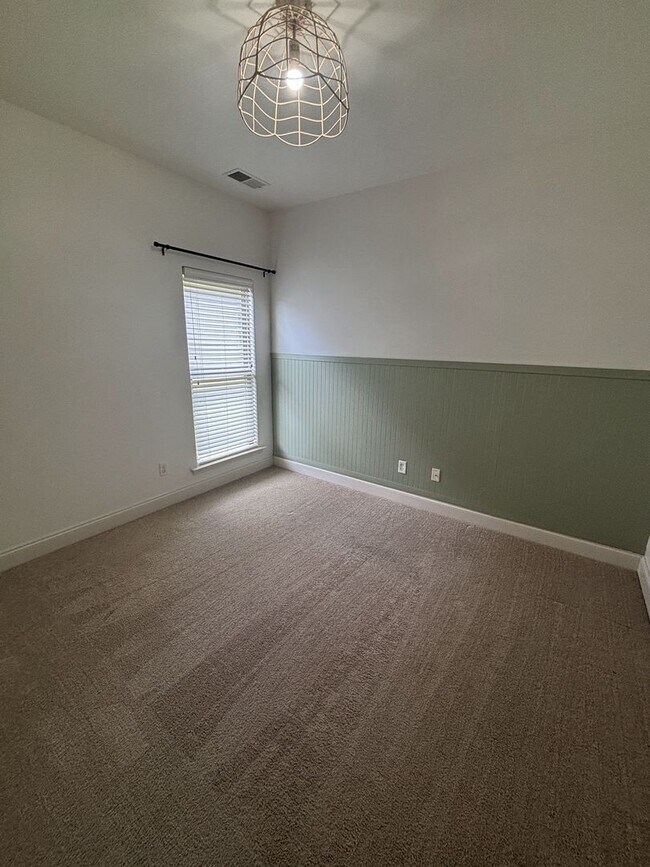 Building Photo - 3 Bed 2 Bath Home In Westover With A 2 Car Garage