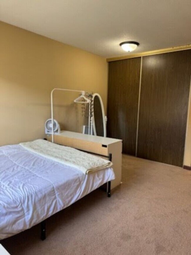 Building Photo - 1 Bedroom Condo in Hopkins
