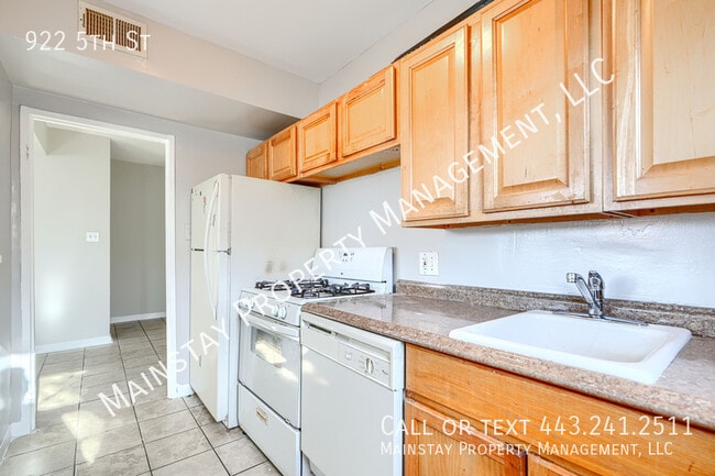 Building Photo - 922 5th St