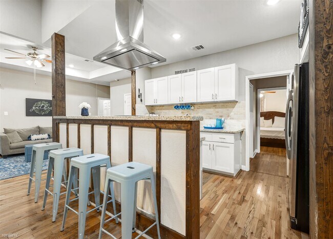 Building Photo - 4 br, 4.5 bath House - 1019 Milner Dr