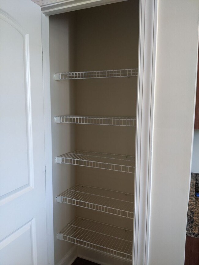 Building Photo - 3 Bedroom End Unit with Garage!