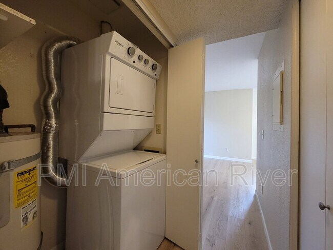 Building Photo - 102 Luna Grande Cir