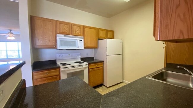 Building Photo - 2 Bed 2 Bath 2nd Floor Condo (Palms of Cortez)