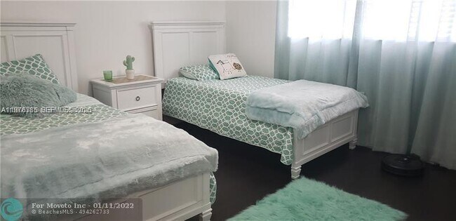 Building Photo - 301 NE 14th Ave