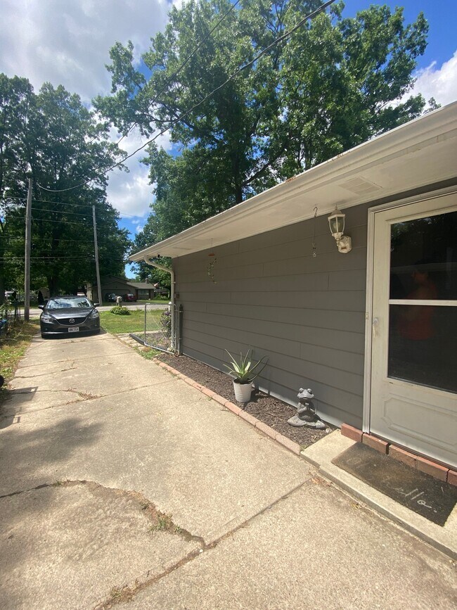 Building Photo - 4885 Lear Nagle Rd