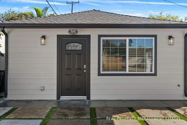 Primary Photo - 940 E Anahurst Pl