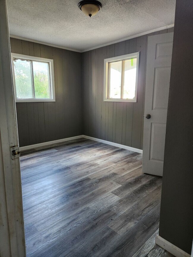 Building Photo - 4-Bedroom/1 Bath Home for Rent – $1,200/month – Columbus, KS