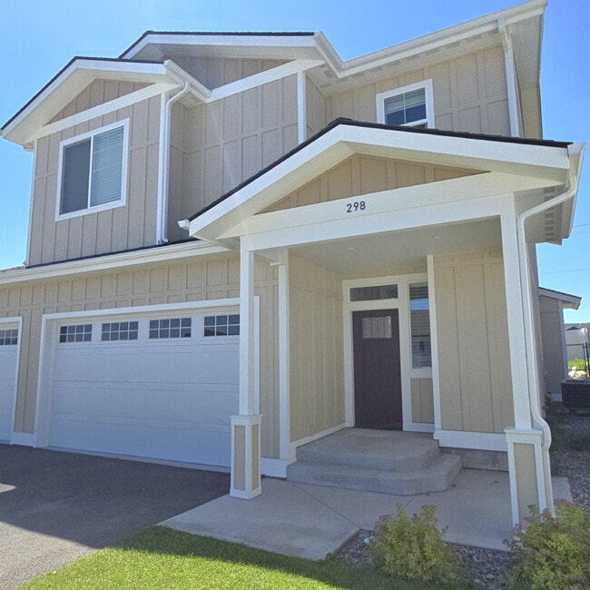 Building Photo - Move-in ready! 4 bedroom house with 3 car ...