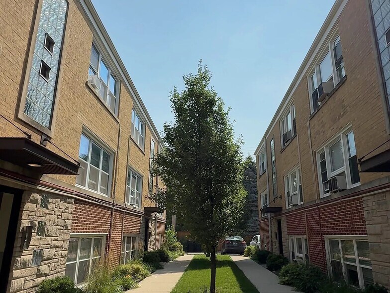 Building Photo - 6651 N California Ave