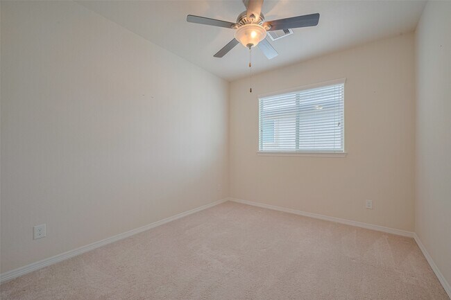 Building Photo - 10004 Spring Shadows Park Cir