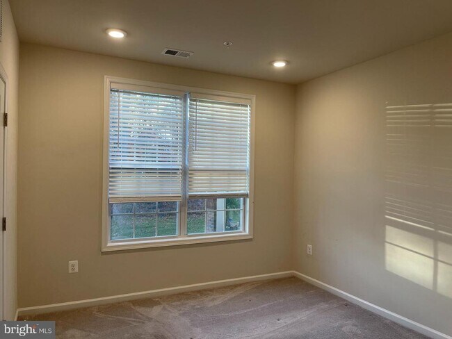 Building Photo - 23255 Milltown Knoll Square